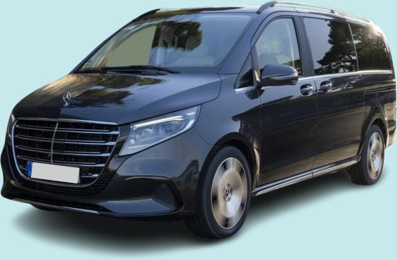 Veicoli in sosta all'Aeroporto di Cagliari: Minivan Mercedes Classe V nuovom modello